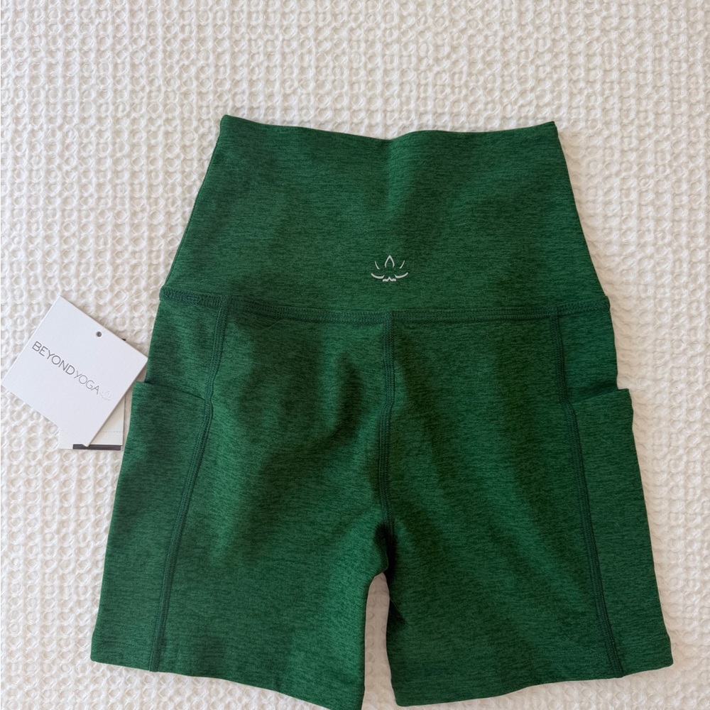 Beyond Yoga High-Waist Green Pocket Bike Shorts 5” XS